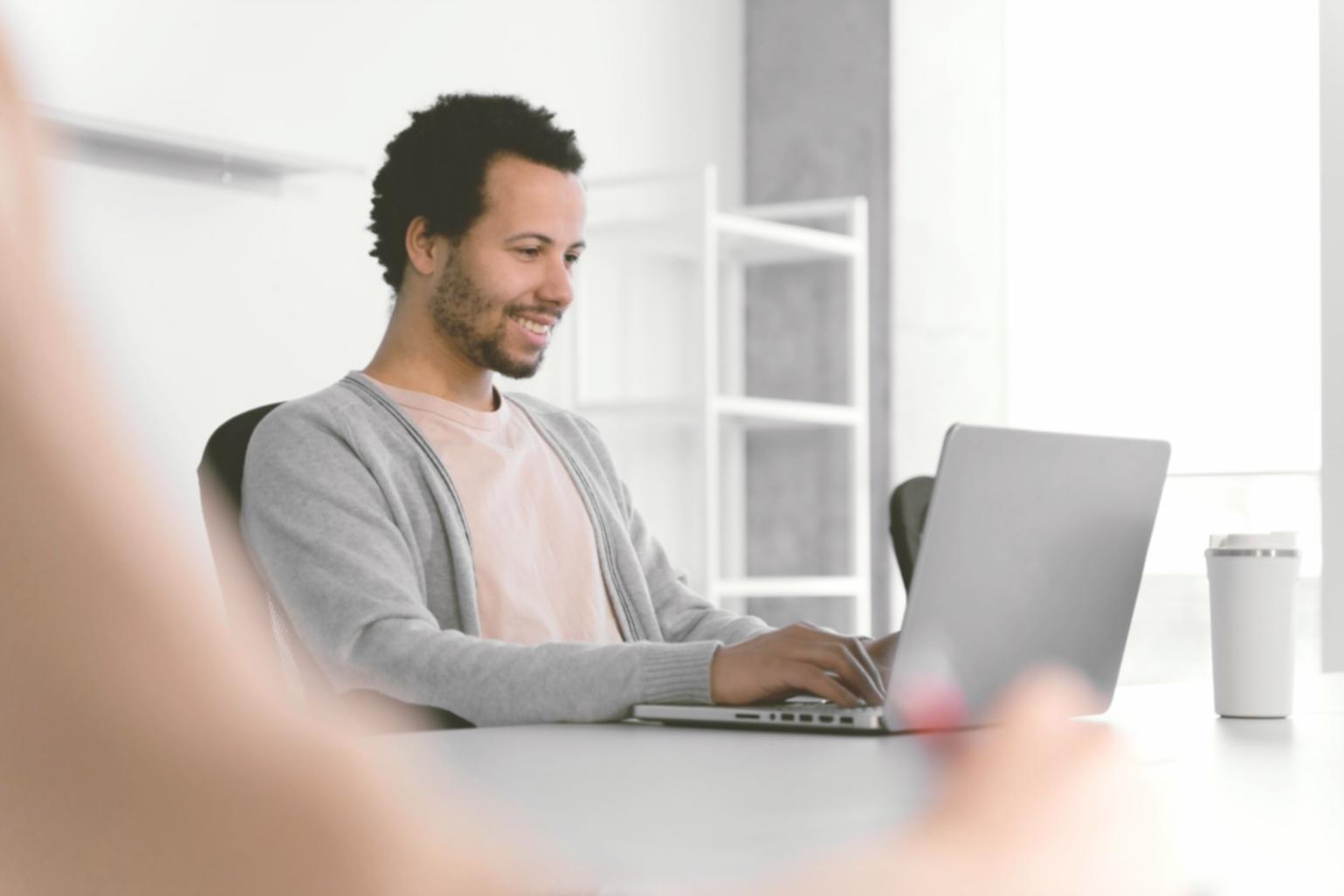 Familie plant gemeinsam das Haushaltsbudget am Küchentisch