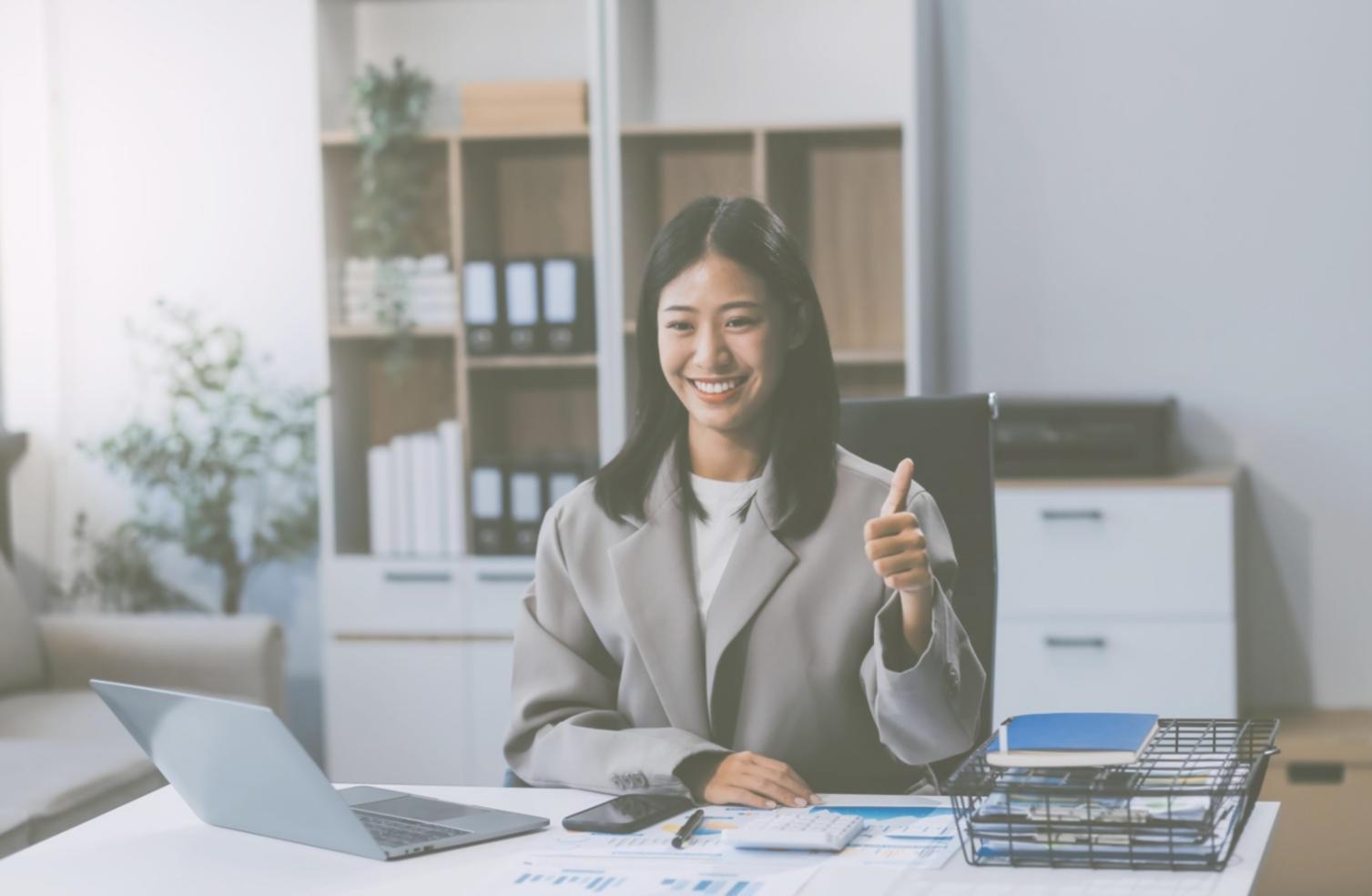 Familie beim gemeinsamen Planen des Haushaltsbudgets