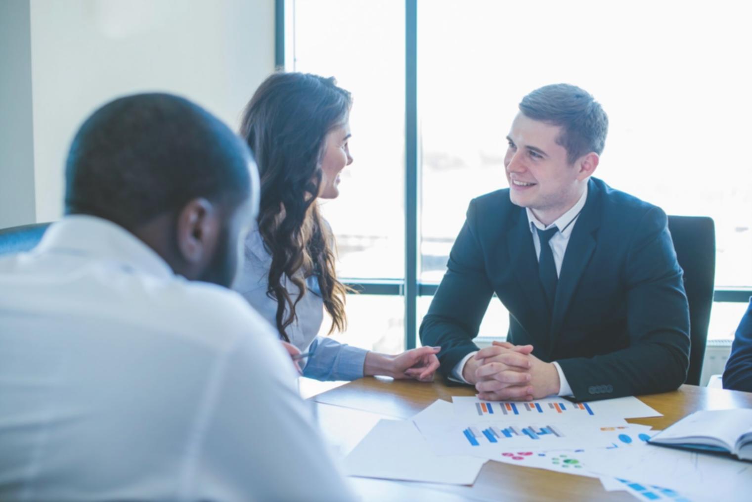Familie beim gemeinsamen Planen der Haushaltsfinanzen
