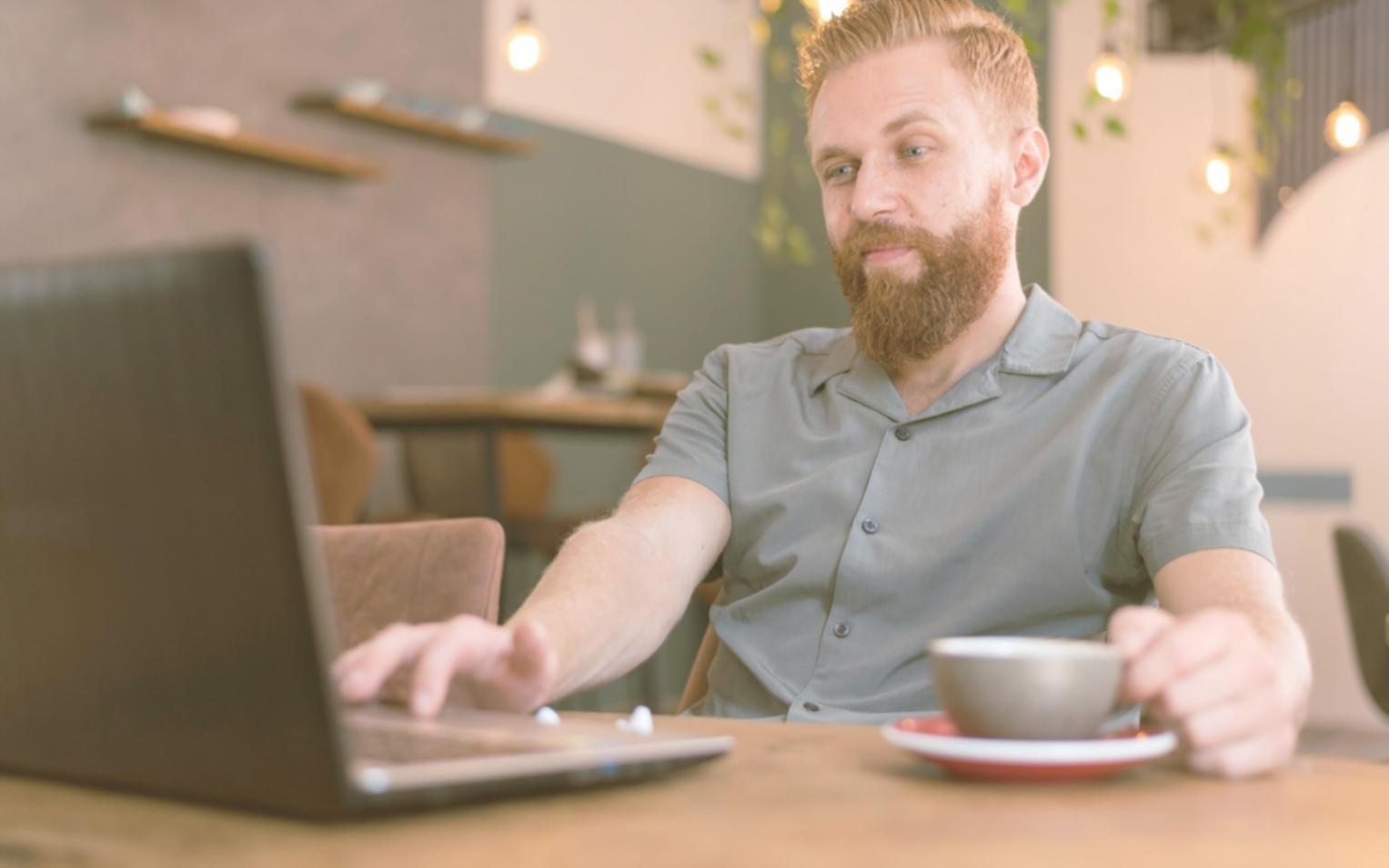 Familie plant gemeinsam das Haushaltsbudget am Küchentisch